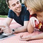 Cum să îți îmbunătățești viața socială prin întâlniri și activități față în față