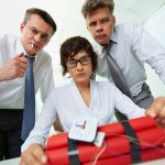 Riscuri în purtarea ținutelor cu multe decupaje la evenimente business