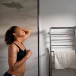 Duș walk-in sau cadă? Cum iei decizia bună pentru casa ta