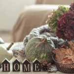 Casa cu decor inspirat de natură moartă: fructe, flori, ceramică și lumini joase