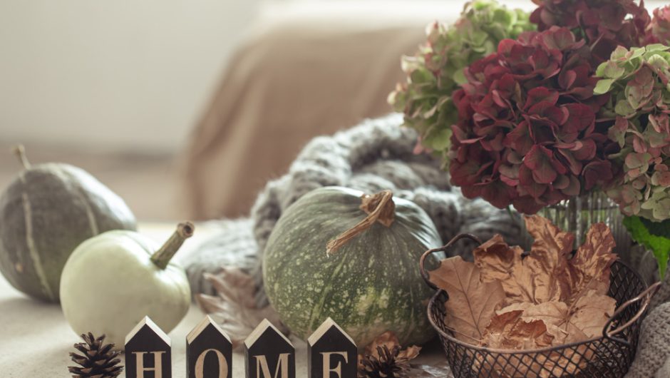 Casa cu decor inspirat de natură moartă: fructe, flori, ceramică și lumini joase
