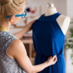Designer, croitor și tiparist: rolurile diferite din spatele unei haine