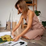 Combinația dintre materiale grele și ușoare creează ținute cu profunzime