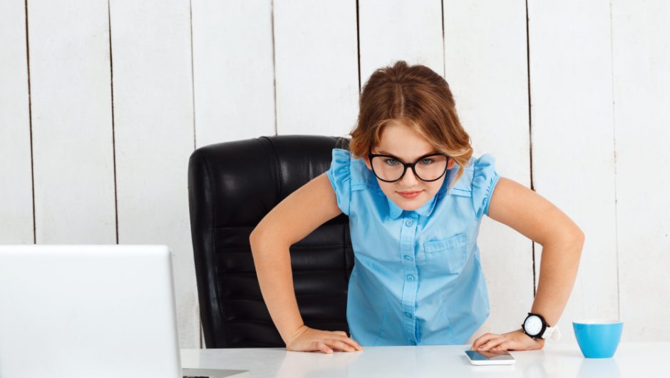 Ritualul de final de program care te ajută să lași grijile la birou