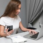 Telefonul conectat la un monitor: când poate înlocui temporar un calculator