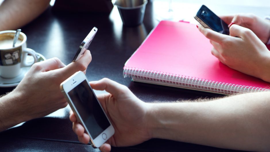 Stylus-ul pentru smartphone: cui îi este util și ce funcții merită urmărite