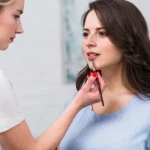 Cum alegi un ruj nude care nu îți șterge trăsăturile