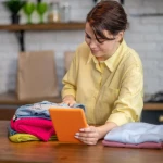 Cum construiești o mini garderobă pentru un weekend cu doar un bagaj de mână