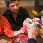 Cum să creezi o tradiție anuală împreună cu grupul de prieteni