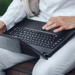 Tabletă cu tastatură sau laptop ultraportabil: Ce variantă este mai practică