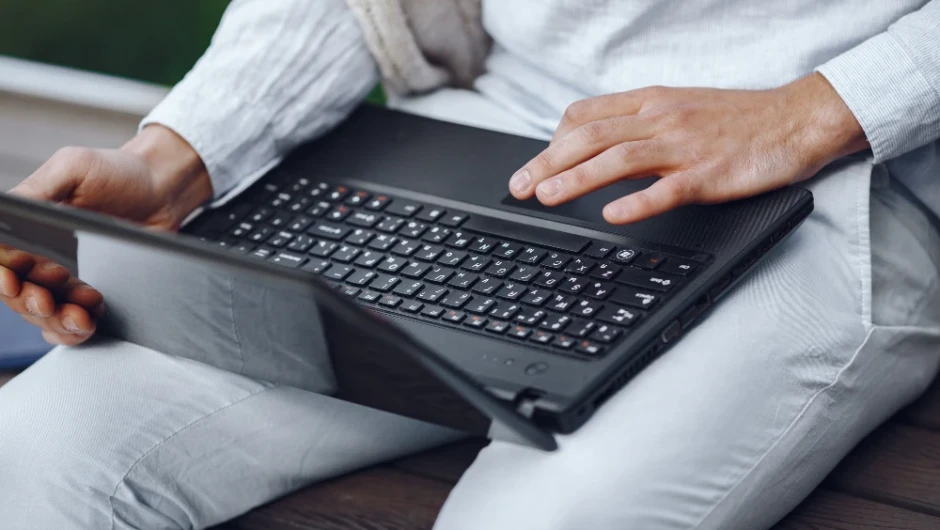 Tabletă cu tastatură sau laptop ultraportabil: Ce variantă este mai practică